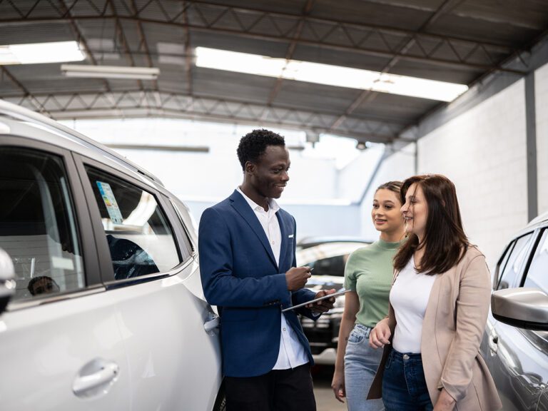 coche nuevo y viejo en un concesionario
