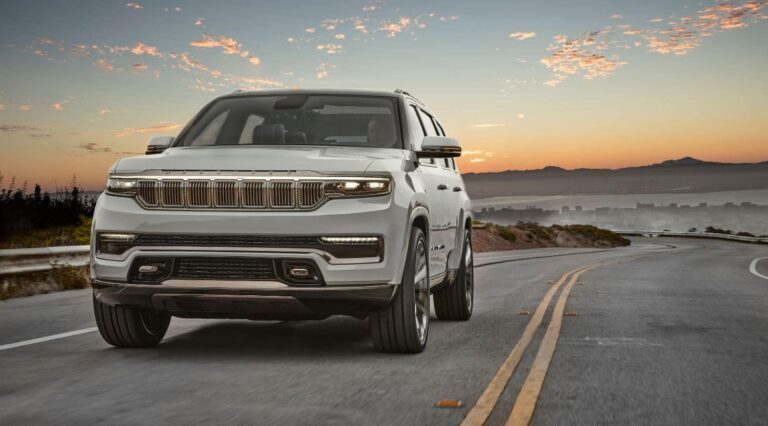 coche sin placa delantera en la carretera