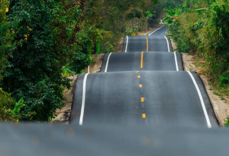 coche subiendo una pendiente en carretera