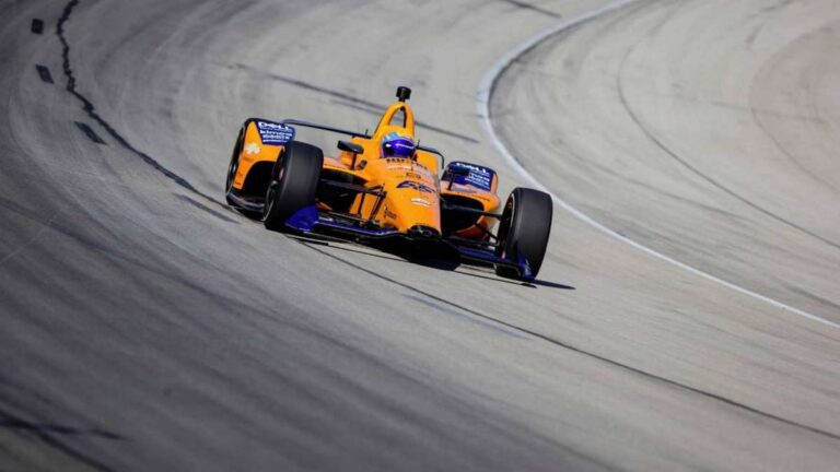 Qué carrera famosa se celebra en Indianápolis, Estados Unidos 13 coches de carreras en el circuito de indianapolis