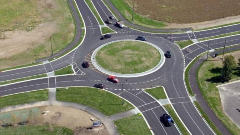 coches en una rotonda con senalizacion clara