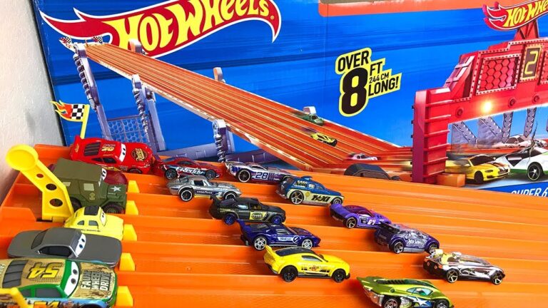 coches hot wheels en una pista de carrera