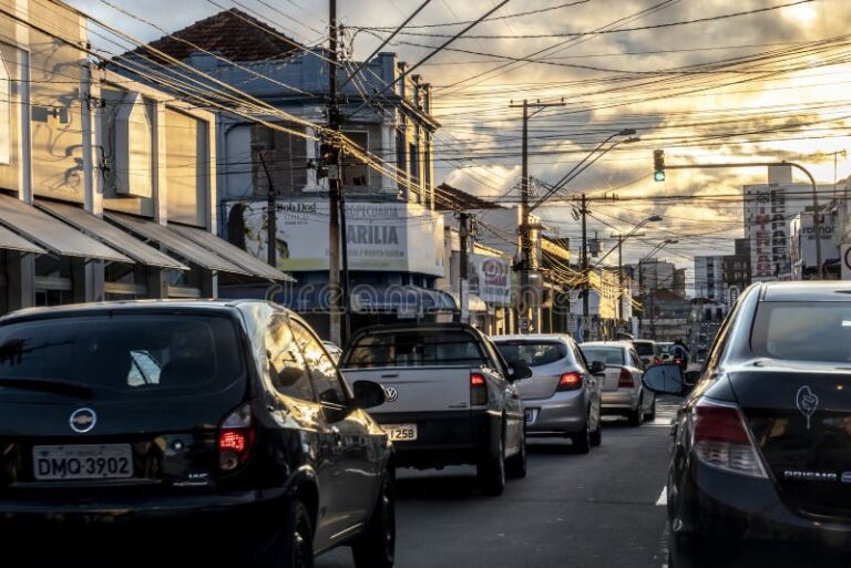 Qué coches no podrán circular mañana en la Ciudad de México 14 coches parados en una calle de la ciudad