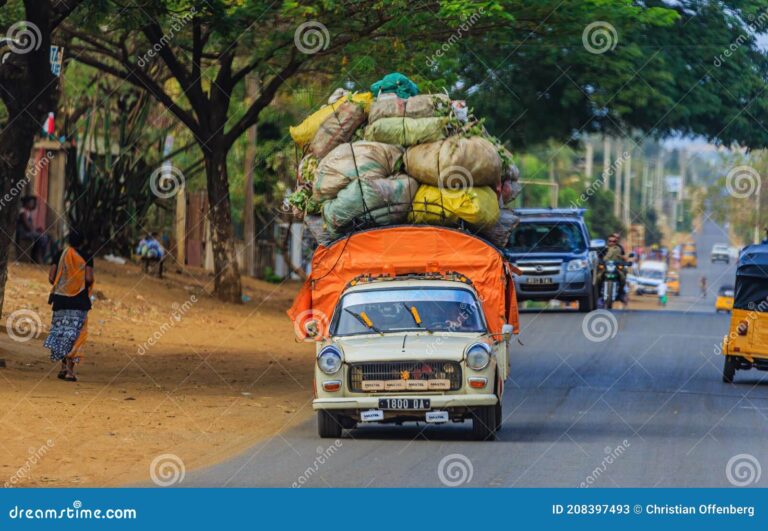 Qué multas se aplican por llevar más pasajeros de lo permitido 12 coches sobrecargados en una carretera