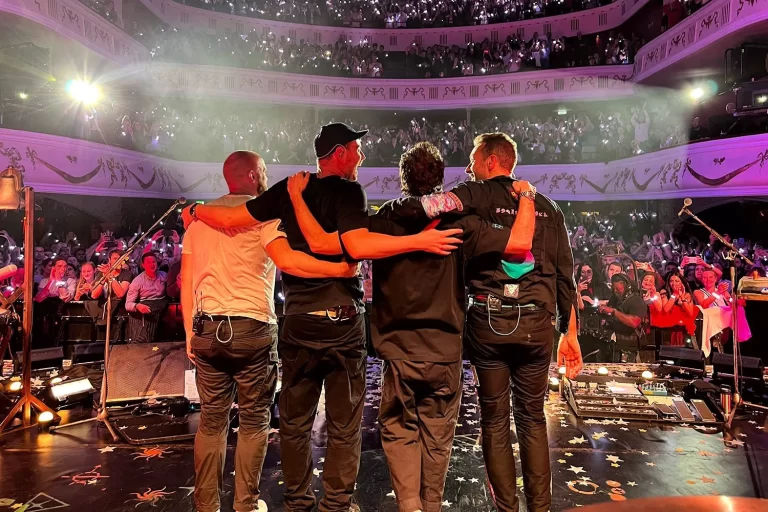 Cuáles son las novedades del nuevo disco de Coldplay 17 coldplay en un concierto energetico