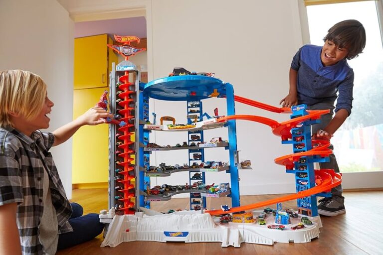 coleccion de hot wheels en un garaje