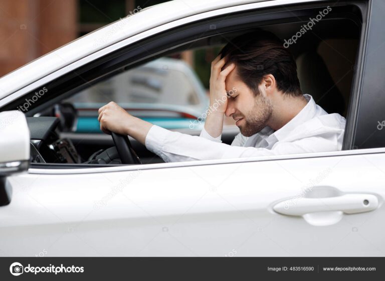 conductor de auto en una carretera moderna