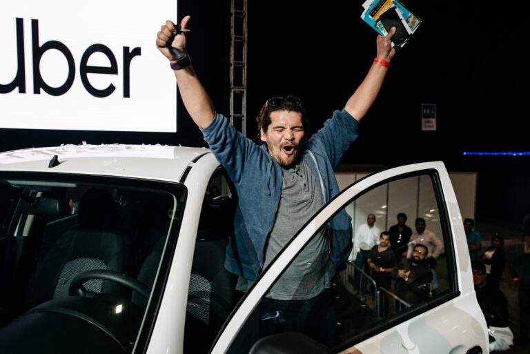 conductor feliz con su auto de uber