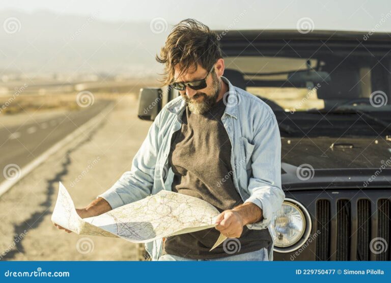 conductor mirando un mapa en carretera