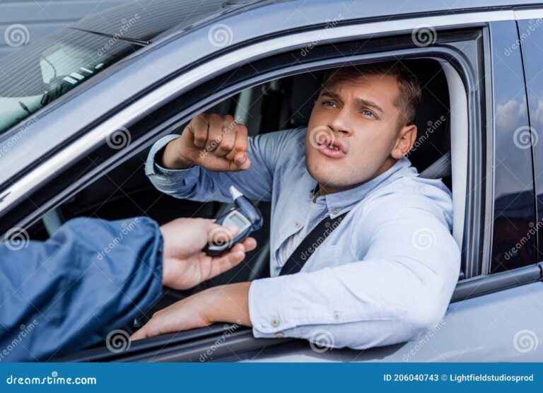 conductor preocupado frente a una patrulla