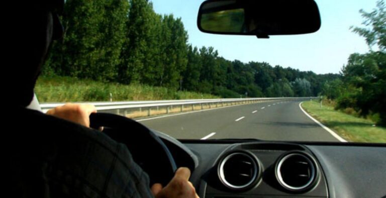conductores atentos en una carretera mexicana