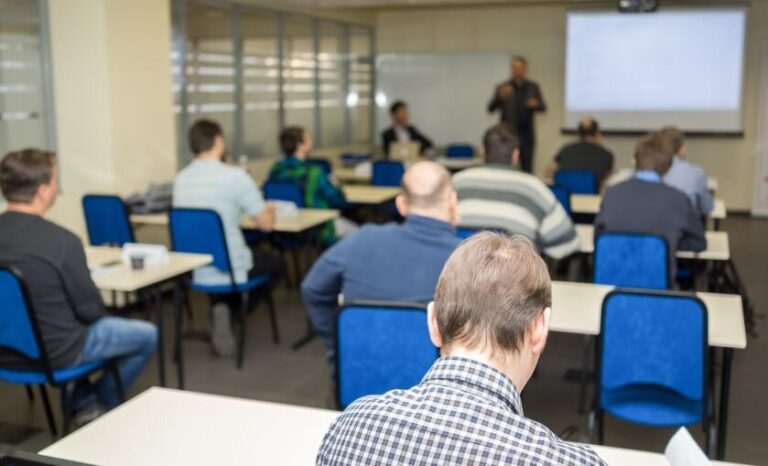 Qué servicios ofrece el Instituto de Manejo Leones para conductores 23 conductores recibiendo entrenamiento en un aula