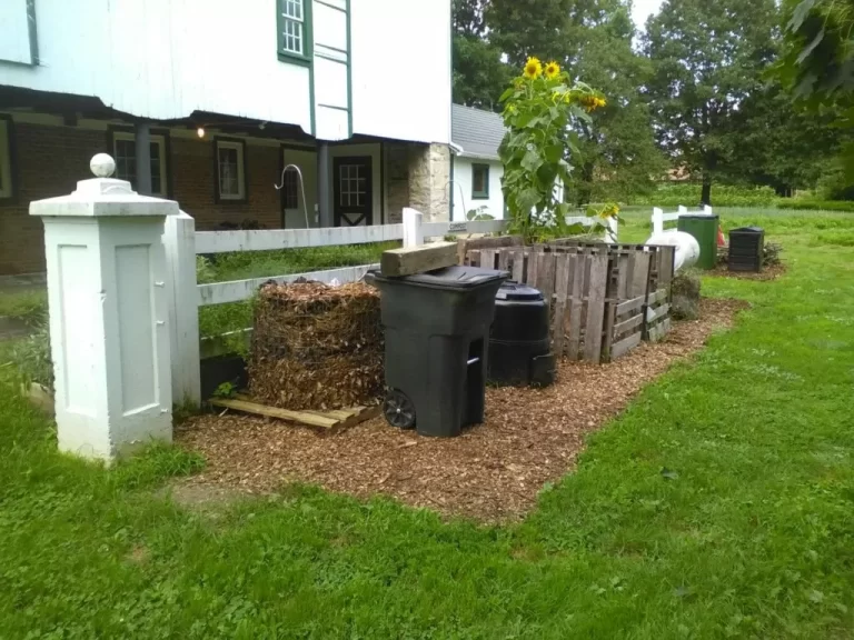 contenedor de basura organica en un jardin