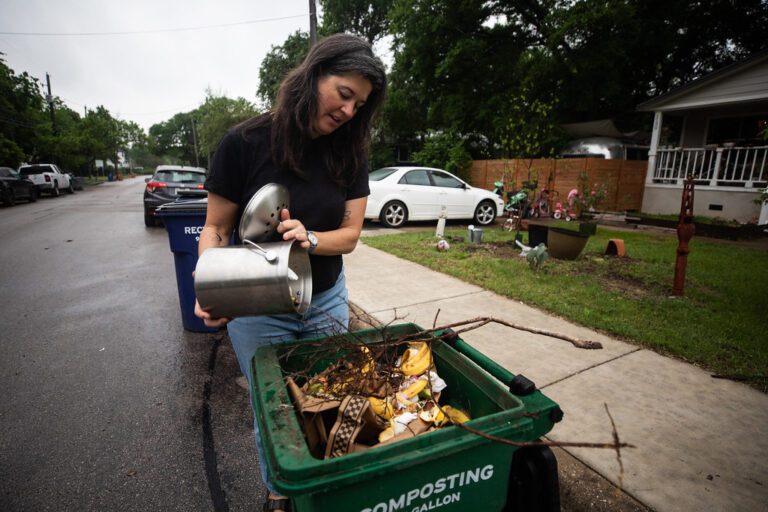 contenedor de compostaje lleno de residuos
