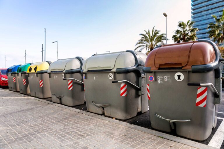contenedor de reciclaje en la ciudad