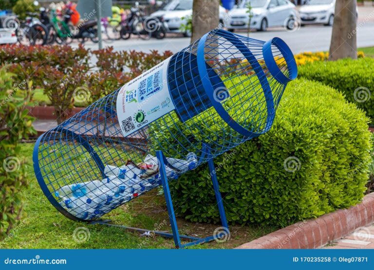 contenedor de reciclaje lleno de botellas