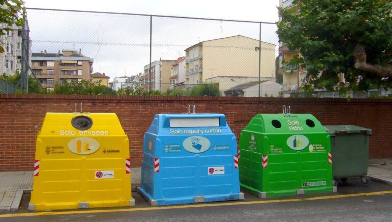 contenedor de vidrio en reciclaje urbano