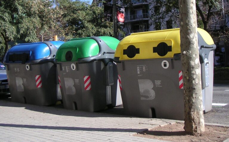 contenedores de reciclaje coloridos en ciudad