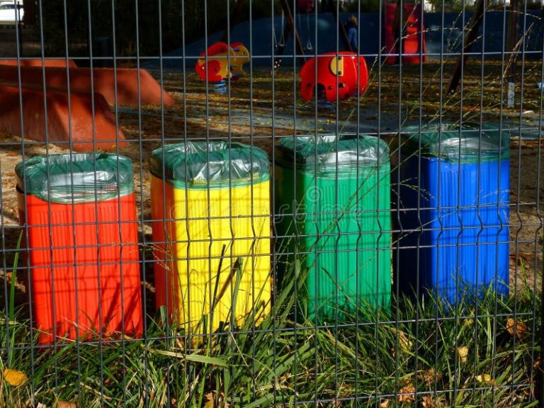contenedores de reciclaje coloridos en parque