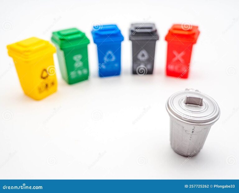 contenedores de reciclaje coloridos y variados
