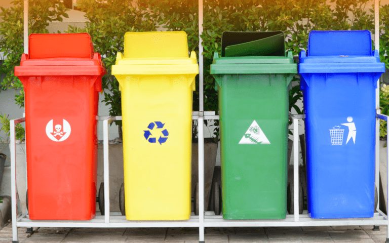 contenedores de reciclaje en colores vibrantes