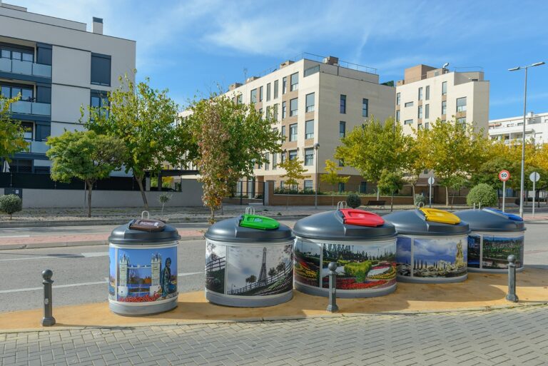 contenedores de reciclaje en espacios urbanos