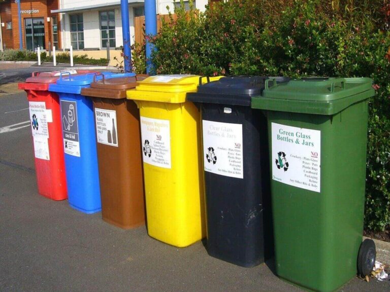 contenedores de reciclaje en la calle