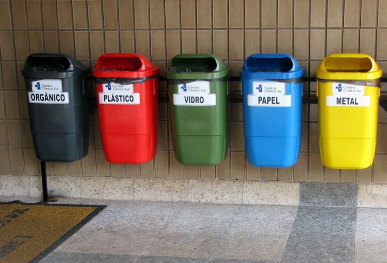 contenedores de reciclaje en un hogar 1