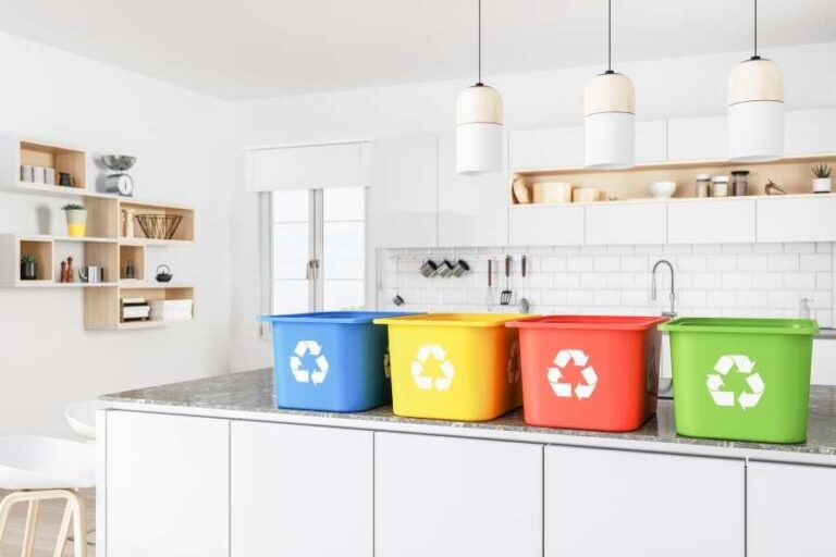 contenedores de reciclaje en una cocina