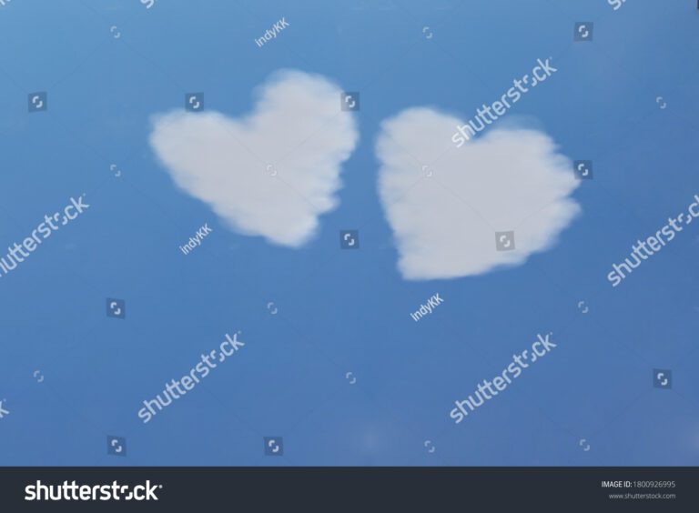 Si algo asà como el amor está en el aire, qué significa realmente 8 corazones flotando en un cielo despejado