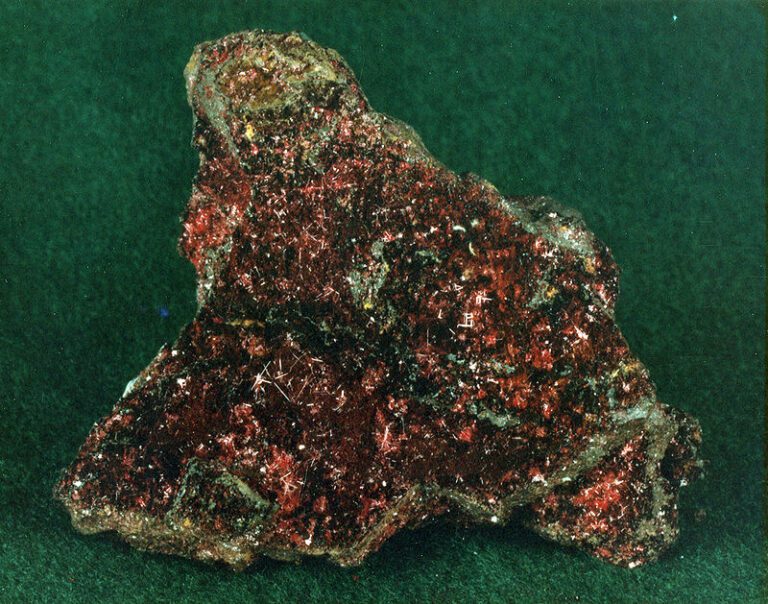 cristales de oxido de cobre i brillante