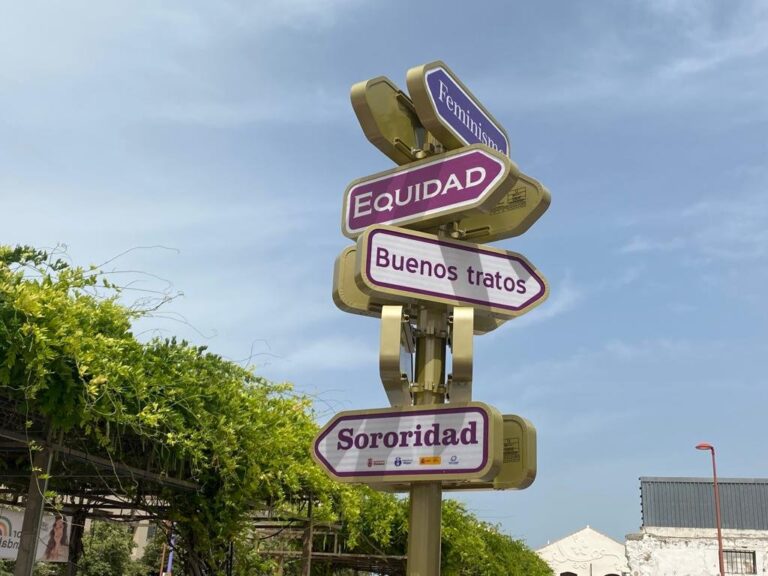 Quién tiene la preferencia en un cruce de caminos o calles 17 cruce de caminos con senales de trafico