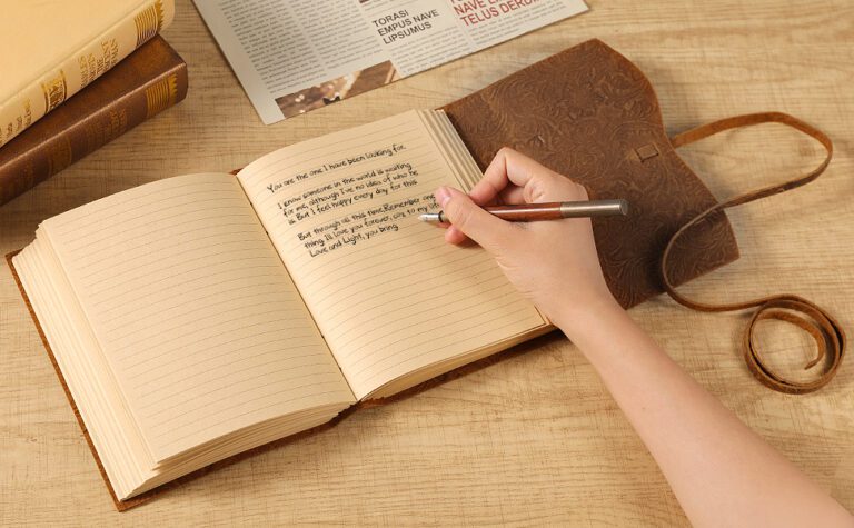 cuaderno kraft marron sobre una mesa