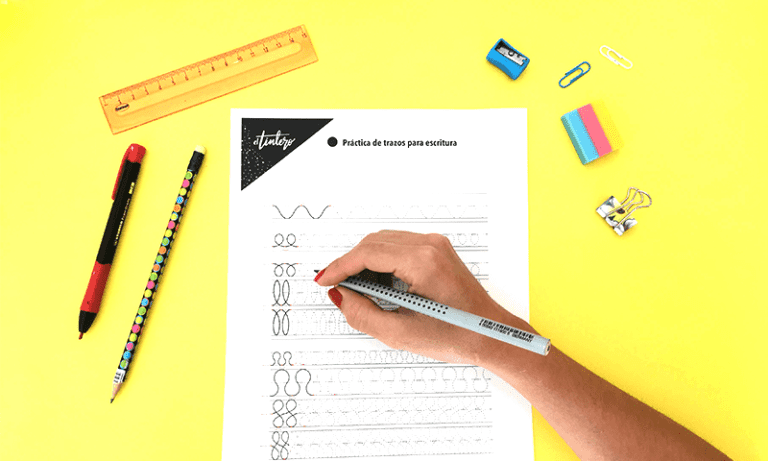 dedo senalando correctas formas de escritura