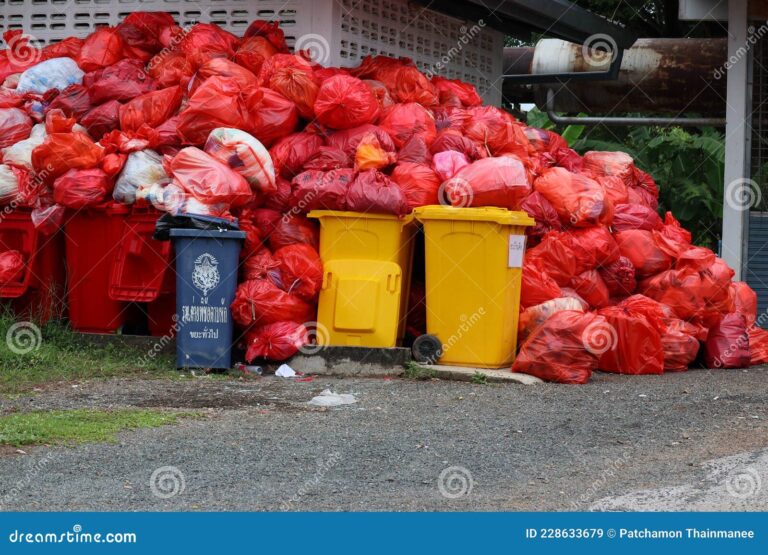 diversas bolsas de basura apiladas