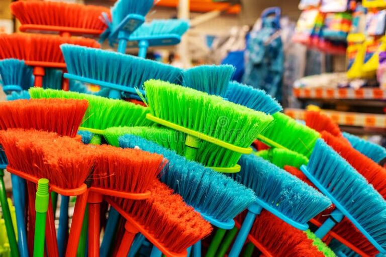 Cuánto mide una escoba promedio y qué tipos existen en el mercado 26 diversas escobas en un fondo colorido