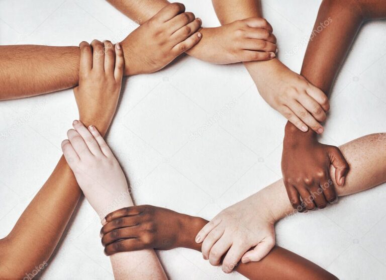 diversidad de manos unidas en solidaridad
