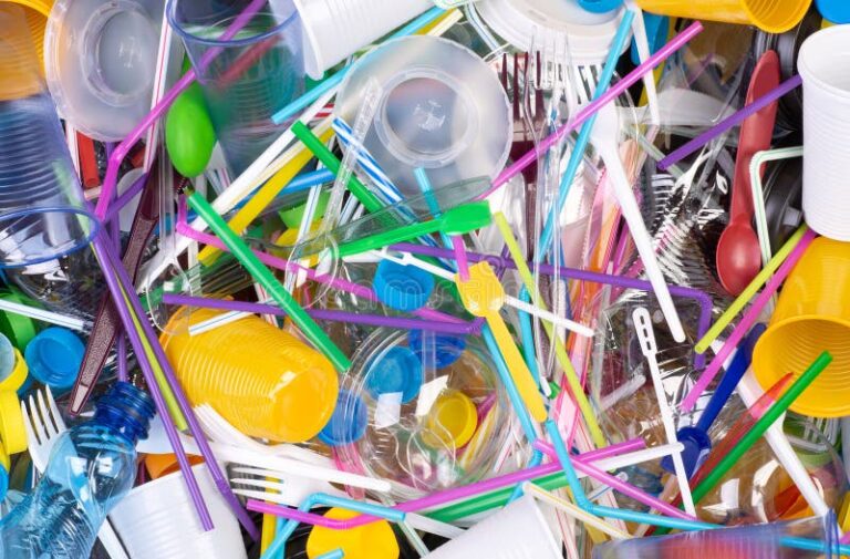 diversidad de productos plasticos coloridos