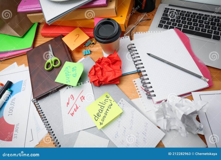 documentos de automovil desorganizados en mesa