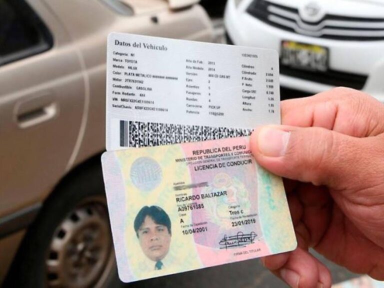 Qué documentación es obligatoria para circular en moto en México 8 documentos de moto en una mesa