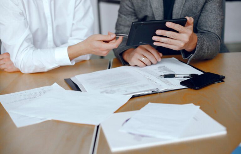 documentos legales en una mesa de trabajo