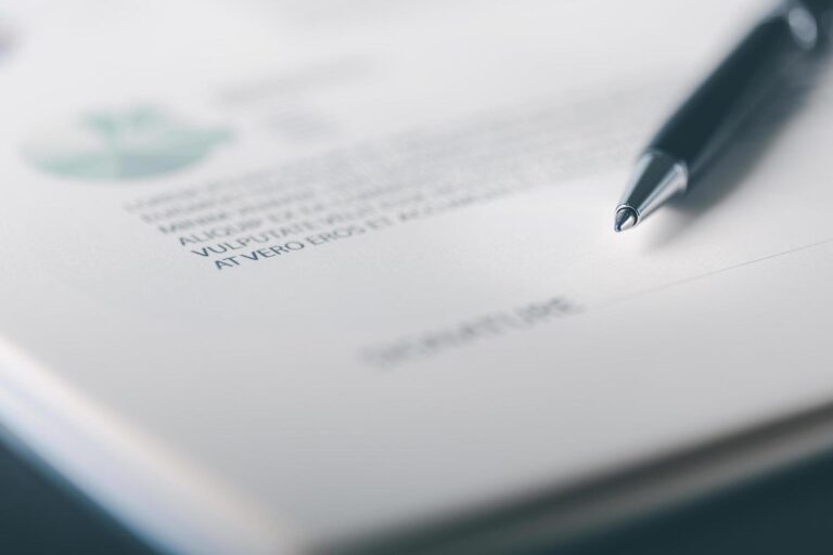 Qué elementos debe incluir un poder notarial para un representante legal 15 documentos legales y pluma sobre mesa
