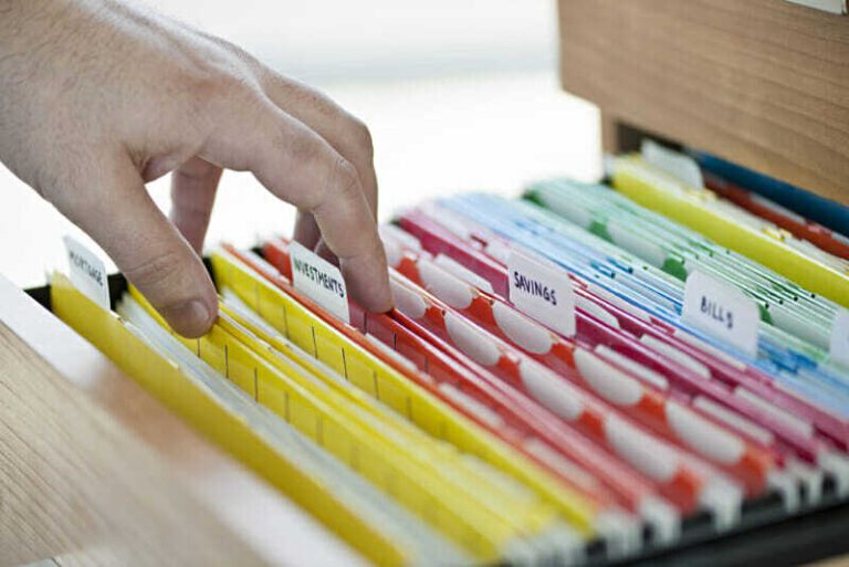 Qué formatos y procedimientos necesito para realizar mi solicitud 19 documentos organizados sobre una mesa