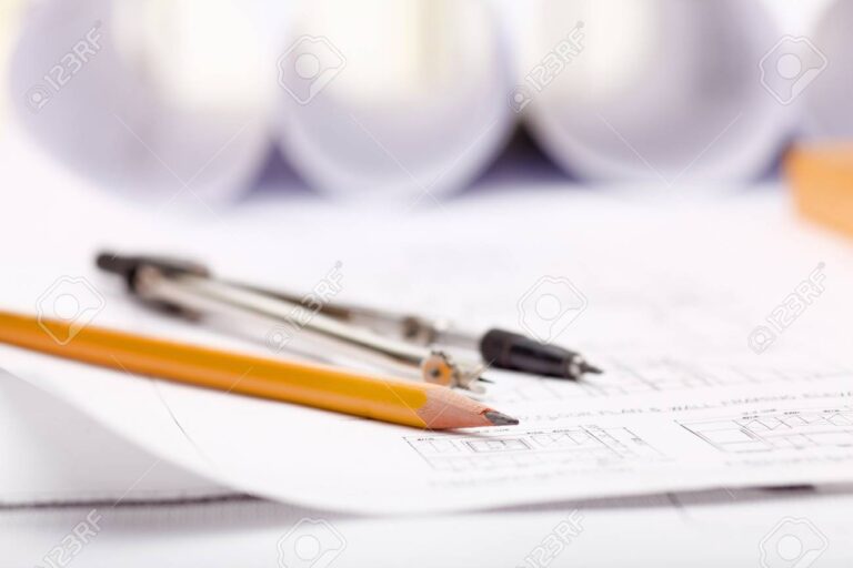 documentos y herramientas de redaccion sobre mesa