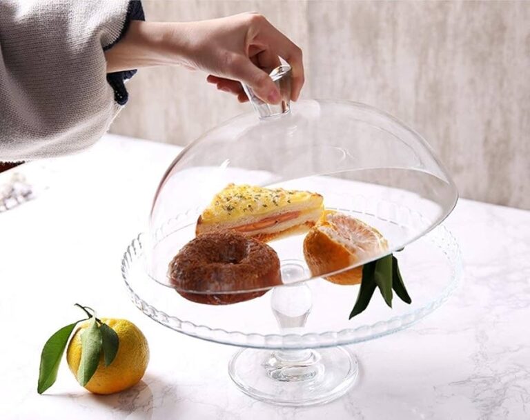 domo transparente sobre una mesa de cocina
