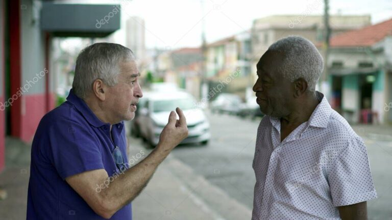 dos personas discutiendo en un entorno urbano