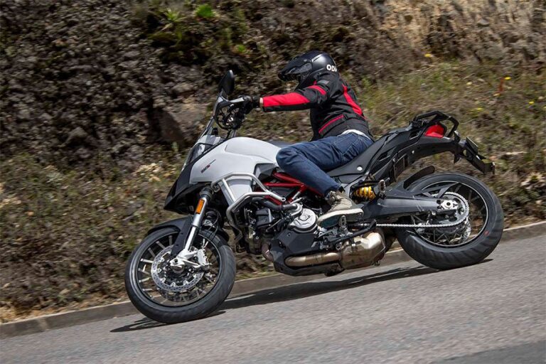 ducati en accion en una carretera sinuosa