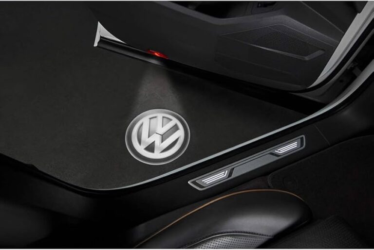 emblema de vw iluminado en un coche