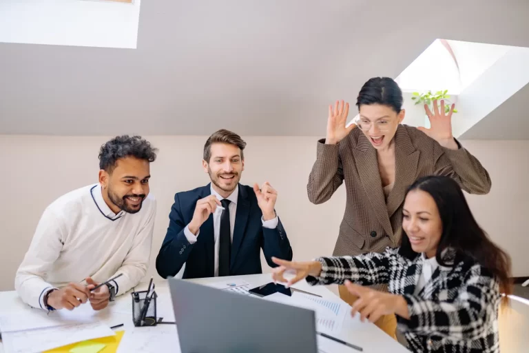 empleados colaborando en un entorno laboral