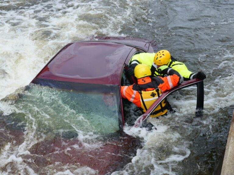 equipos de rescate en accion durante inundacion